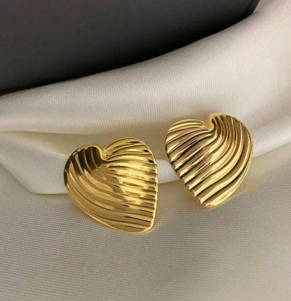 Anti Tarnish Ribbed Gold Heart Ring